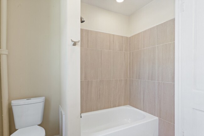 Building Photo - 5 Bedroom Single Family in Brunswick