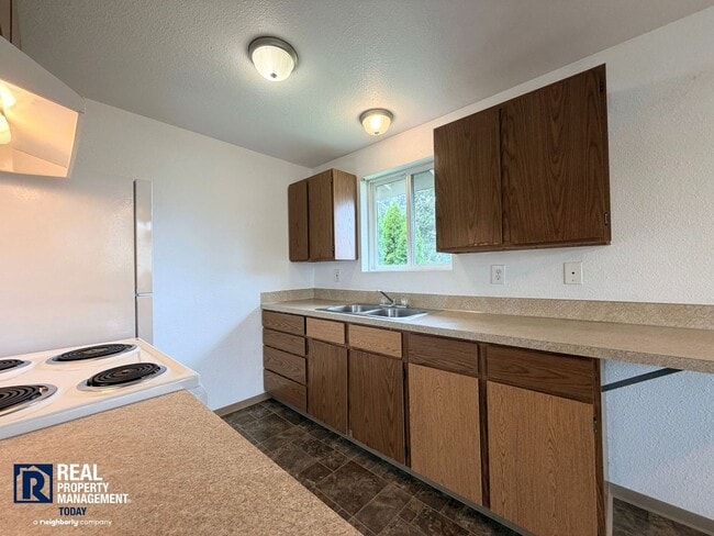 Building Photo - SJS 547 LLC - 9002 (Cascade group - Silver)