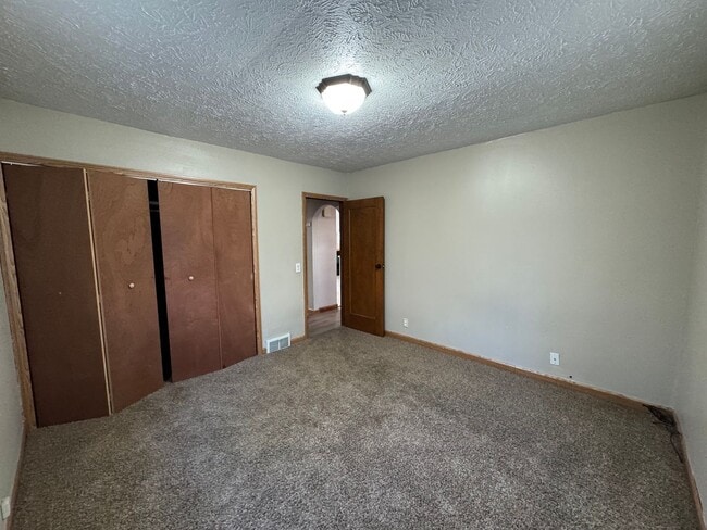 Building Photo - PRICE REDUCED! 4 Bedroom, 1.5 Bathroom Hou...