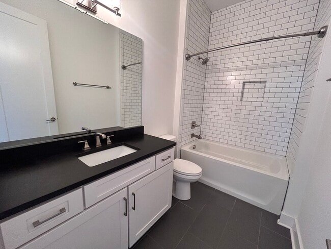 Building Photo - 913 14th Ave S