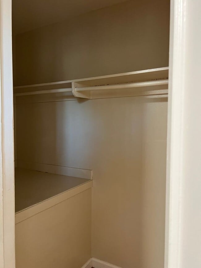 Building Photo - Ready to Move-In (3bed/1 bath, one unit of...