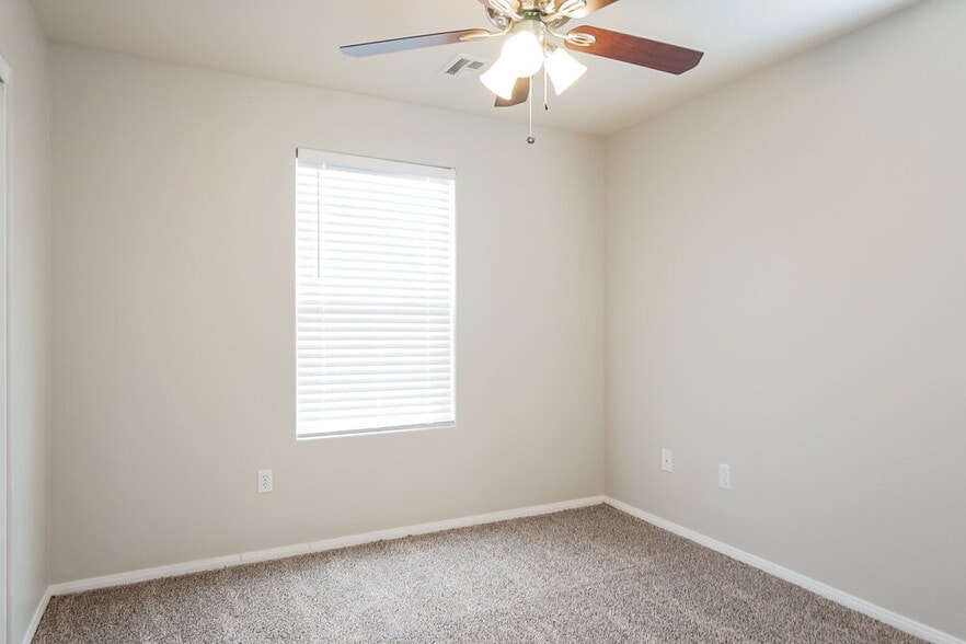 Building Photo - 8133 S Ribbon Falls St