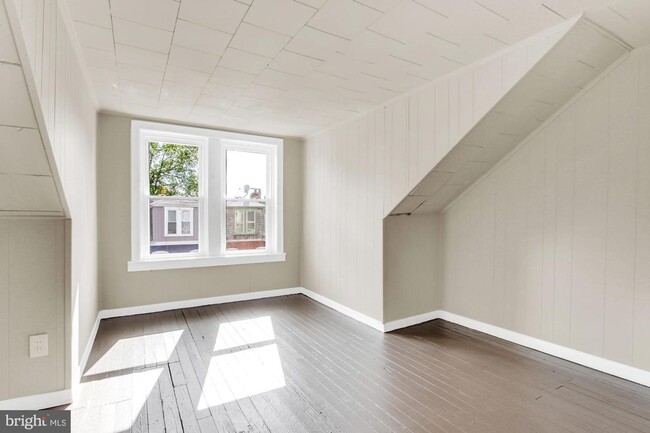 Building Photo - Spacious 3 Bedroom, 1 Bath Home in Harrisburg, Pa!