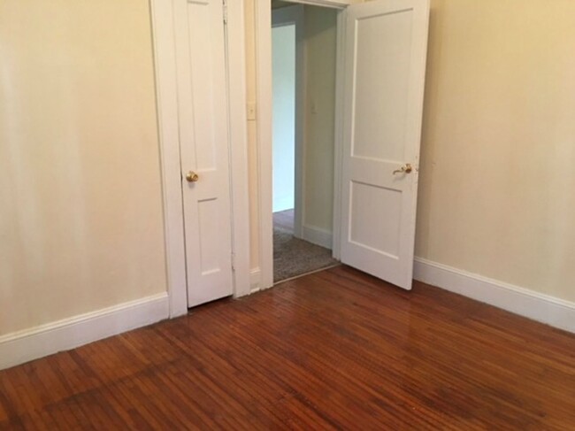 Building Photo - Move-in Ready NOW! Freshly updated, great ...