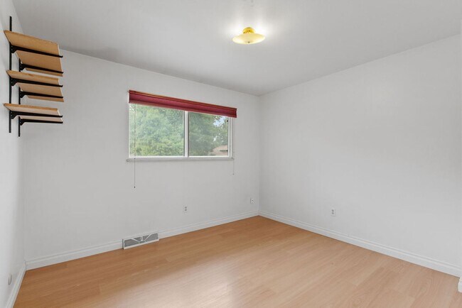 Building Photo - 5 Bedroom home with finished basement