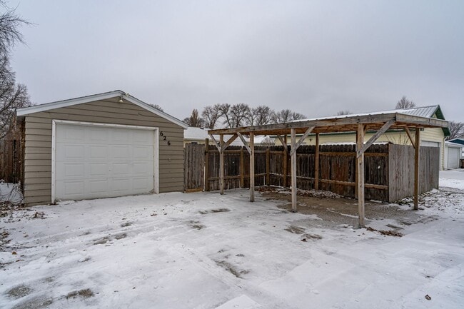 Building Photo - 3 Bedroom 2 Bath Home with Fenced in Backyard!