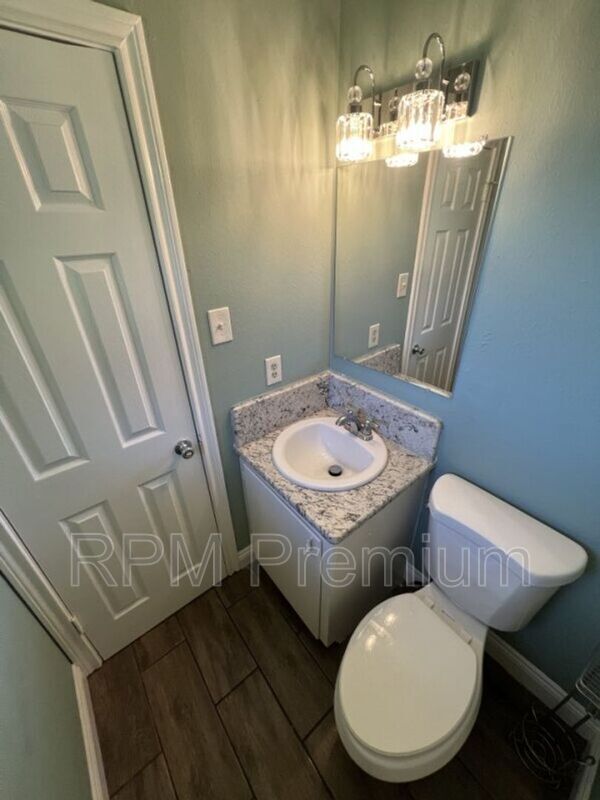 Building Photo - 207 Sinbad St