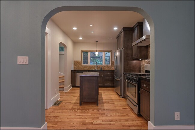 Building Photo - 1420 Hawthorne St