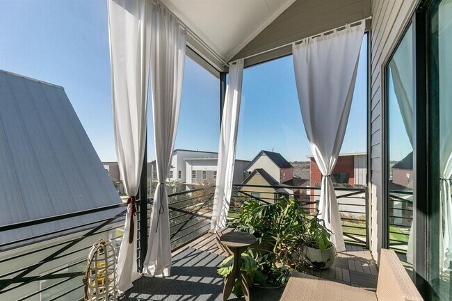 Building Photo - 6101 Florencia Ln