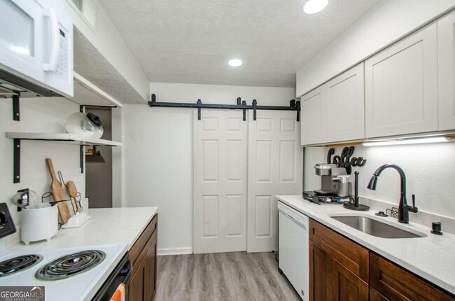 Building Photo - 5157 Roswell Rd