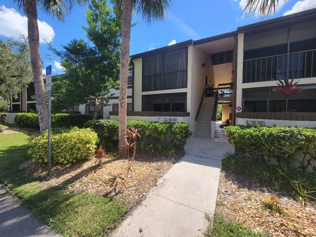 Primary Photo - Lovely bottom floor UN-furnished condo Por...