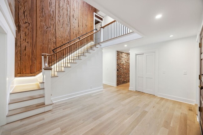Building Photo - Available 6/15. Stunning, Fully-Rennovated...