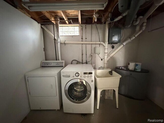 Building Photo - 3245 Parker Dr