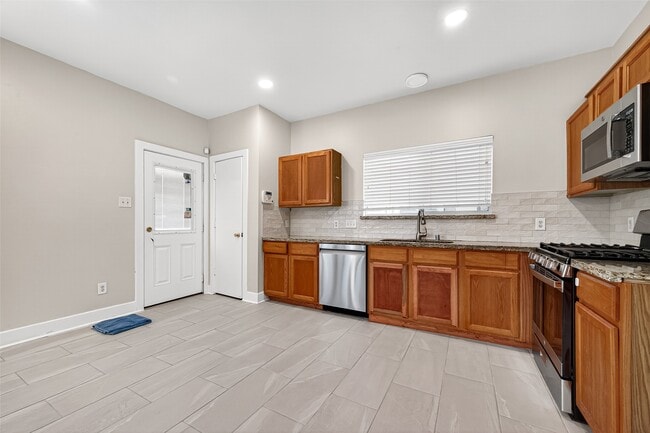 Building Photo - 6247 Settlers Lake Cir E