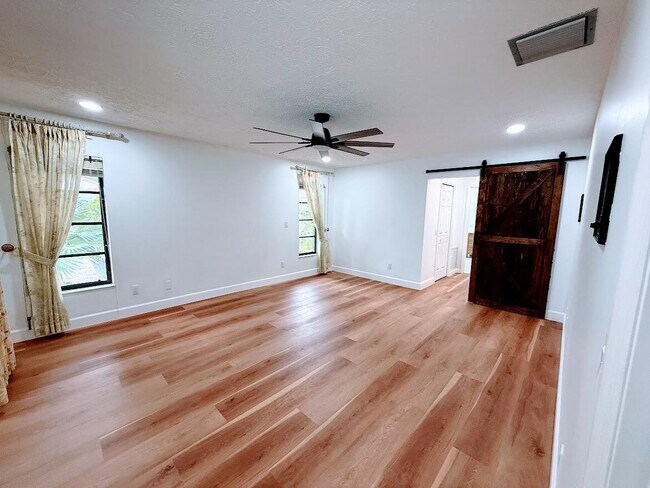 Building Photo - 465 SE Naranja Ave