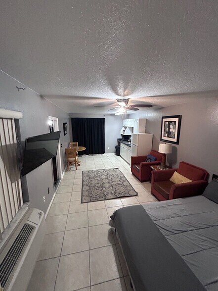 Building Photo - 423 Orchid Dr