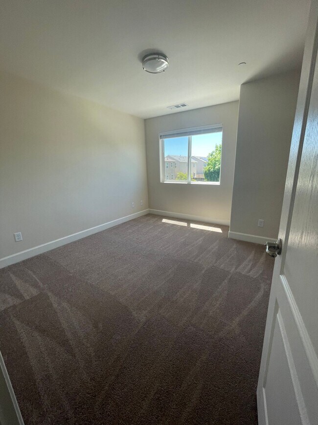Building Photo - 2 bed, 2.5 bathroom Townhouse