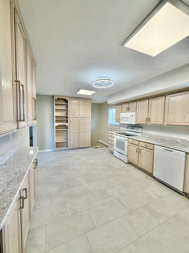 Building Photo - 520 Cricklewood Dr