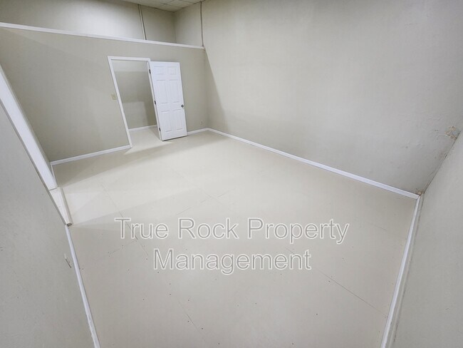 Building Photo - 208 E MAIN, Apt #3 (BILLS PAID- not including tv or wifi)