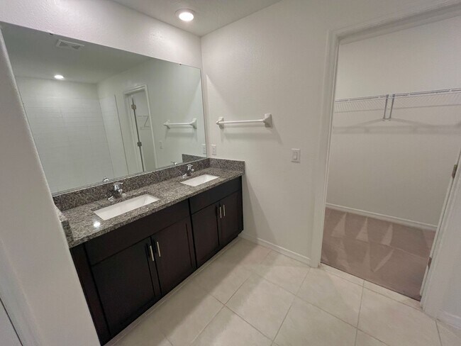 Building Photo - Sapcious 5-Bedroom Home In Quiet Lakeland ...