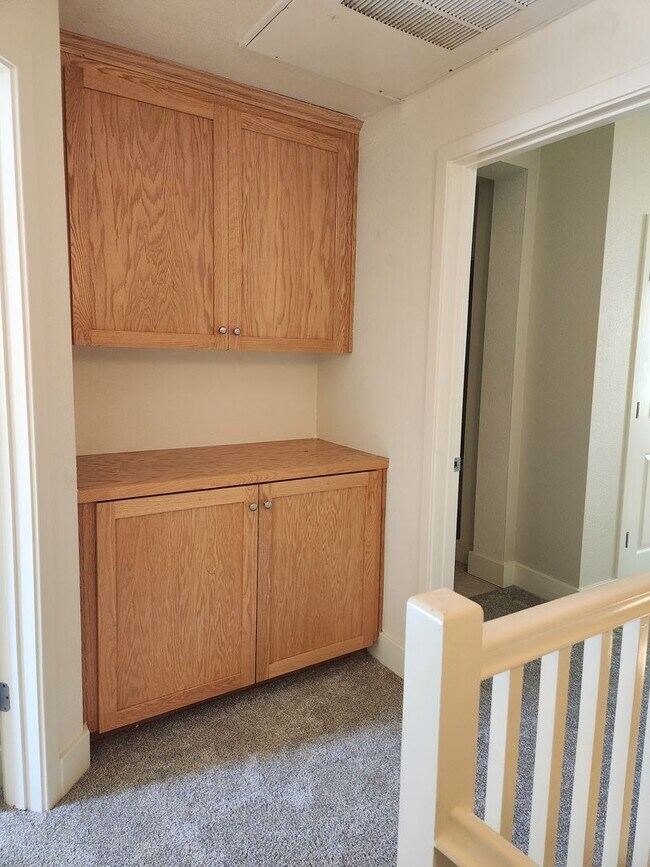Building Photo - Bright & Sunny City Center townhouse style condo Great location, Nice 2 bedroom 2.5 bathroom