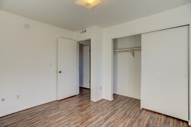 Building Photo - UPDATED 2 BEDROOM CONDO- Available August ...