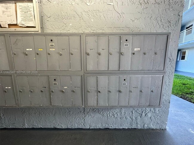 Building Photo - 9359 Fontainebleau Blvd