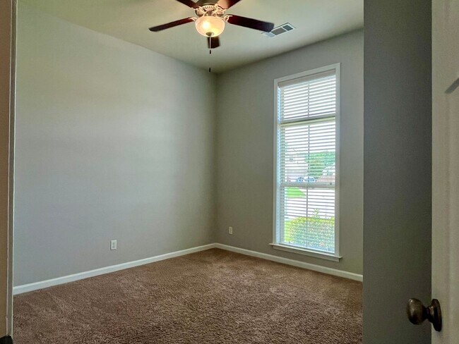 Building Photo - Deer Creek - 4BR/ 2 story/ 2500+SQFT