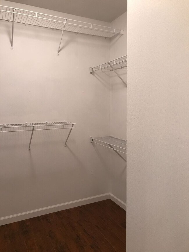 Building Photo - Wonderful 3 Bedroom 2 Bath Ranch