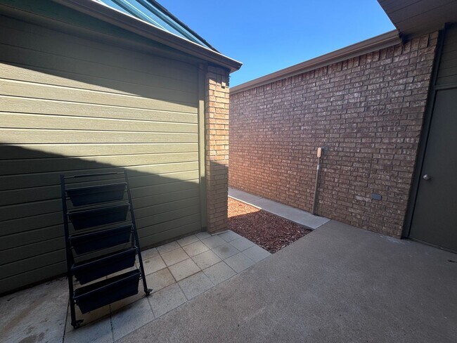 Building Photo - 2 Bed 2 Bath Town Home Available