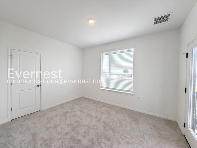 Building Photo - Modern Comfort & Texas Charm Await with Garage / 3 Beds & 1 bath / Available Now!