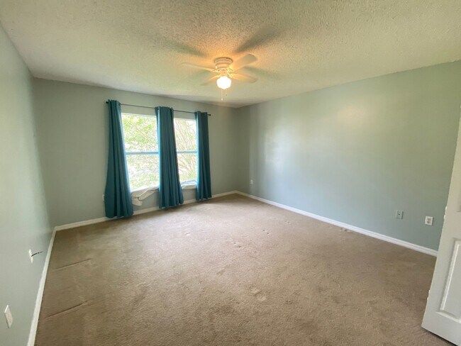 Building Photo - 4/2.5 Clermont Home with fenced yard