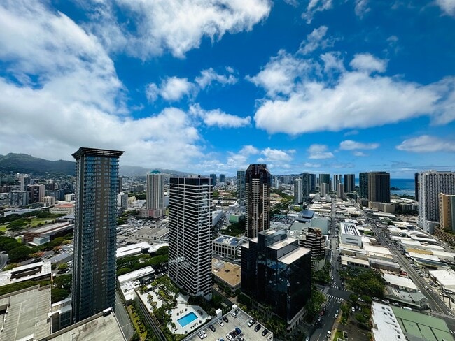 Building Photo - 2 Bedroom ,2 Bathroom, 2 Parking Condo (Ke...
