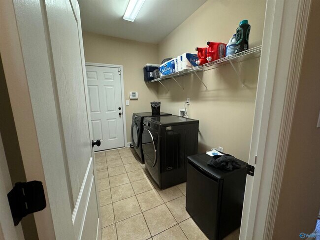Building Photo - 2203 Rosebrooke Dr SW