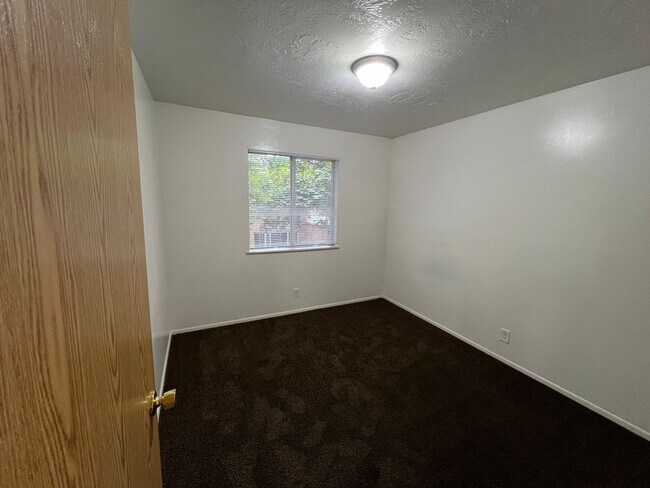 Building Photo - Cozy 3B/1 Bath Apartment in Millcreek