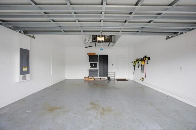 Building Photo - Resort Style Amenities near Gulf Beaches