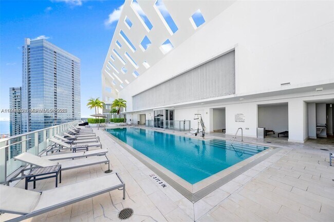 Building Photo - 1300 Brickell Bay Dr