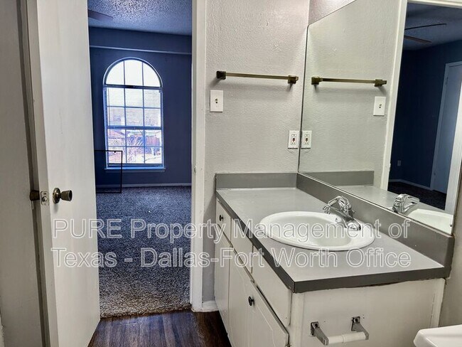 Building Photo - 936 Southmoor Dr