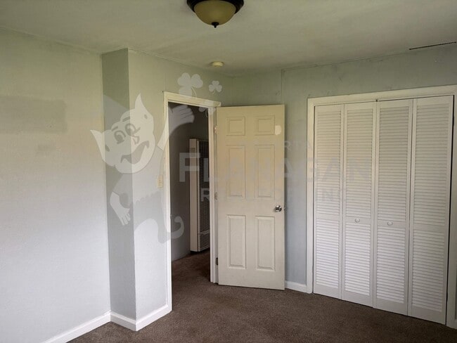 Building Photo - 2 Bedroom/1 bathroom home on large lot