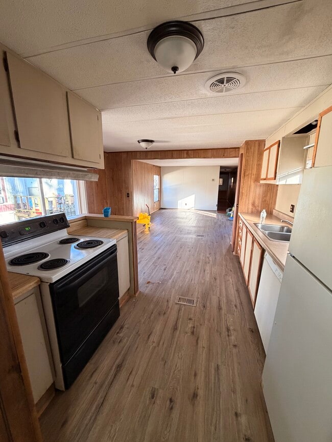 Building Photo - Trailer 9