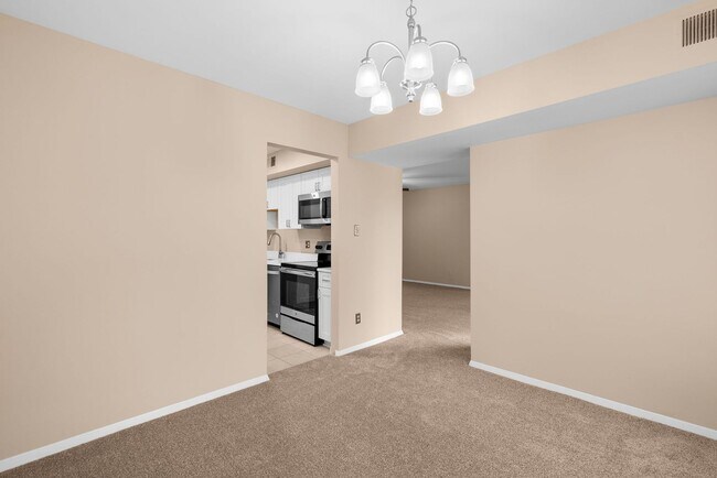 Building Photo - 2 Bed 1 Bath - Georgetown Village Condo - ...