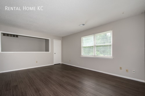 Building Photo - Remodeled 3-bed / 1-bath Second-Floor unit...