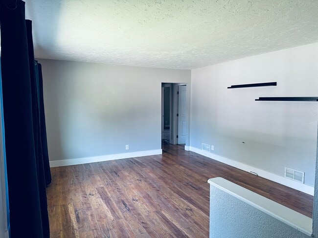 Building Photo - 4+ bedroom, 2 bath with Hot Tub, Fenced Yard and Garage