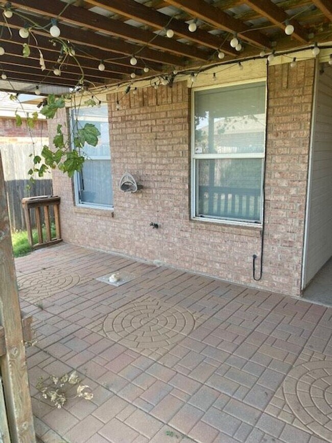 Building Photo - Charming home