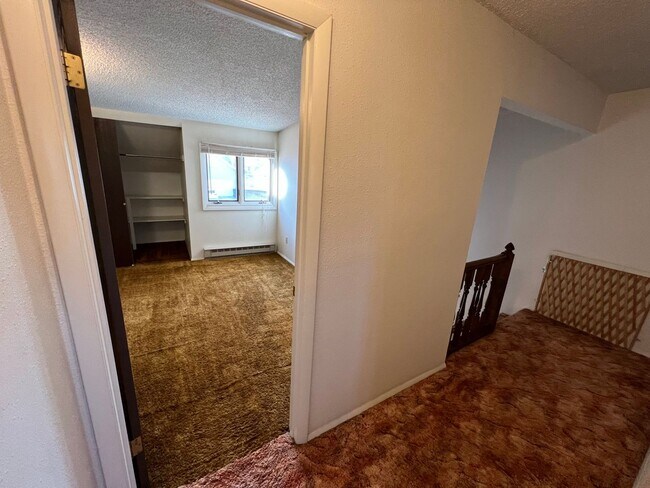 Building Photo - 3 Bedroom, 1.5 Bath Townhome W/ Attached S...
