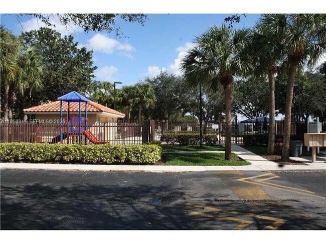 Building Photo - 561 Racquet Club Rd