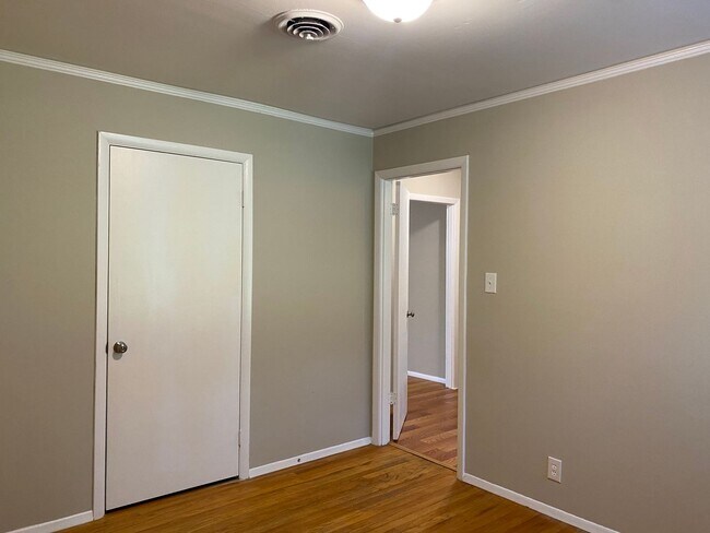 Building Photo - 3-Bedroom  cutie ! APPLY today at All3Real...