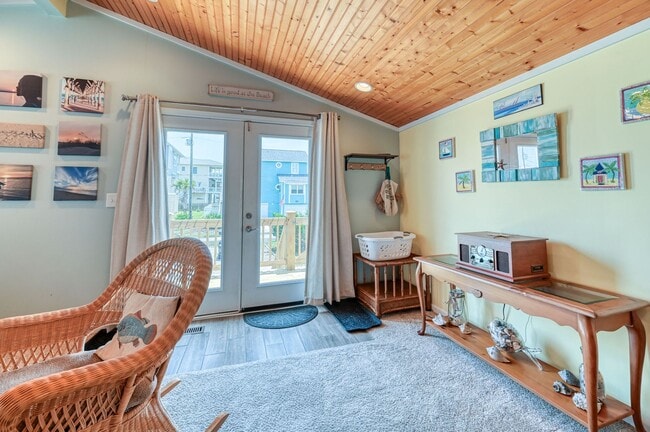 Building Photo - FURNISHED OFF-SEASON RENTAL AVAILABLE STAR...