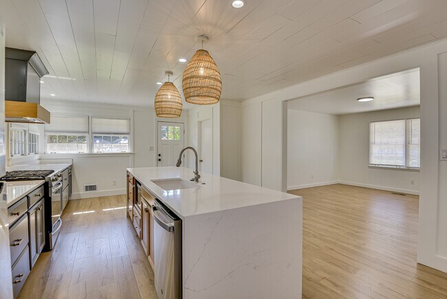 Building Photo - 3137 Edinburgh Dr