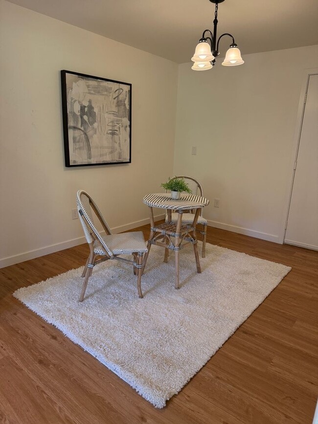 Building Photo - Updated Private Townhouse w/ Plenty of Parking